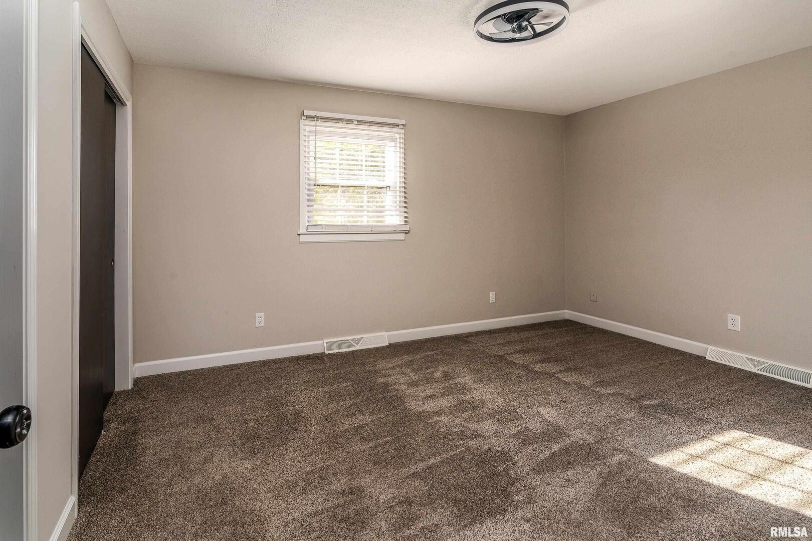 203 Fairway Vista Road Murphysboro, IL 62966 - Photo 23 of 44 an empty room with a window