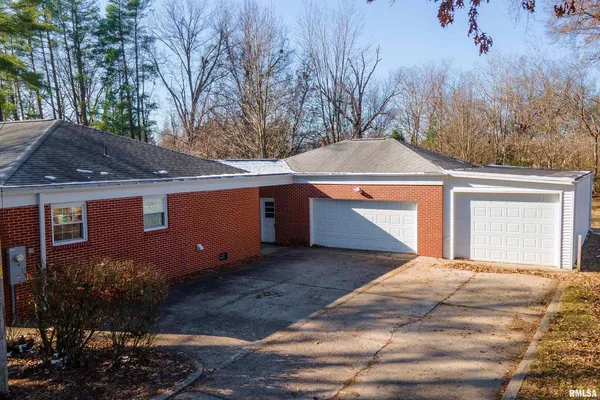 $329,000 | 203 Fairway Vista Road, Murphysboro, IL 62966