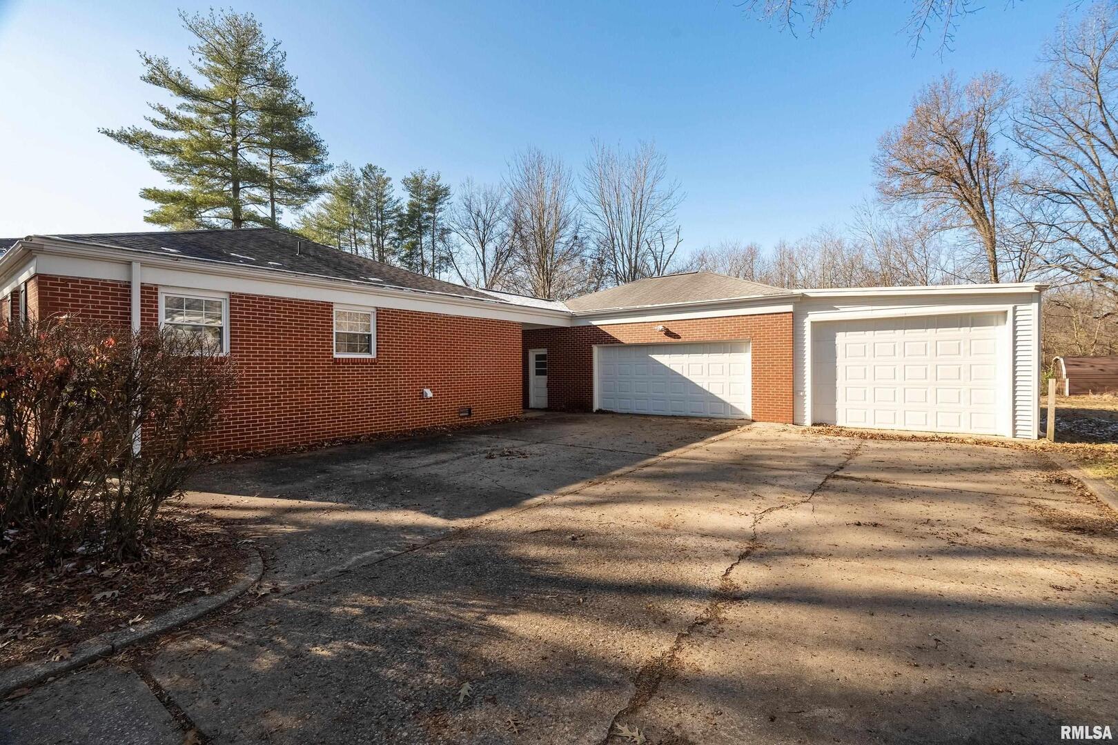 203 Fairway Vista Road Murphysboro, IL 62966 - Photo 39 of 44 a backyard of a house