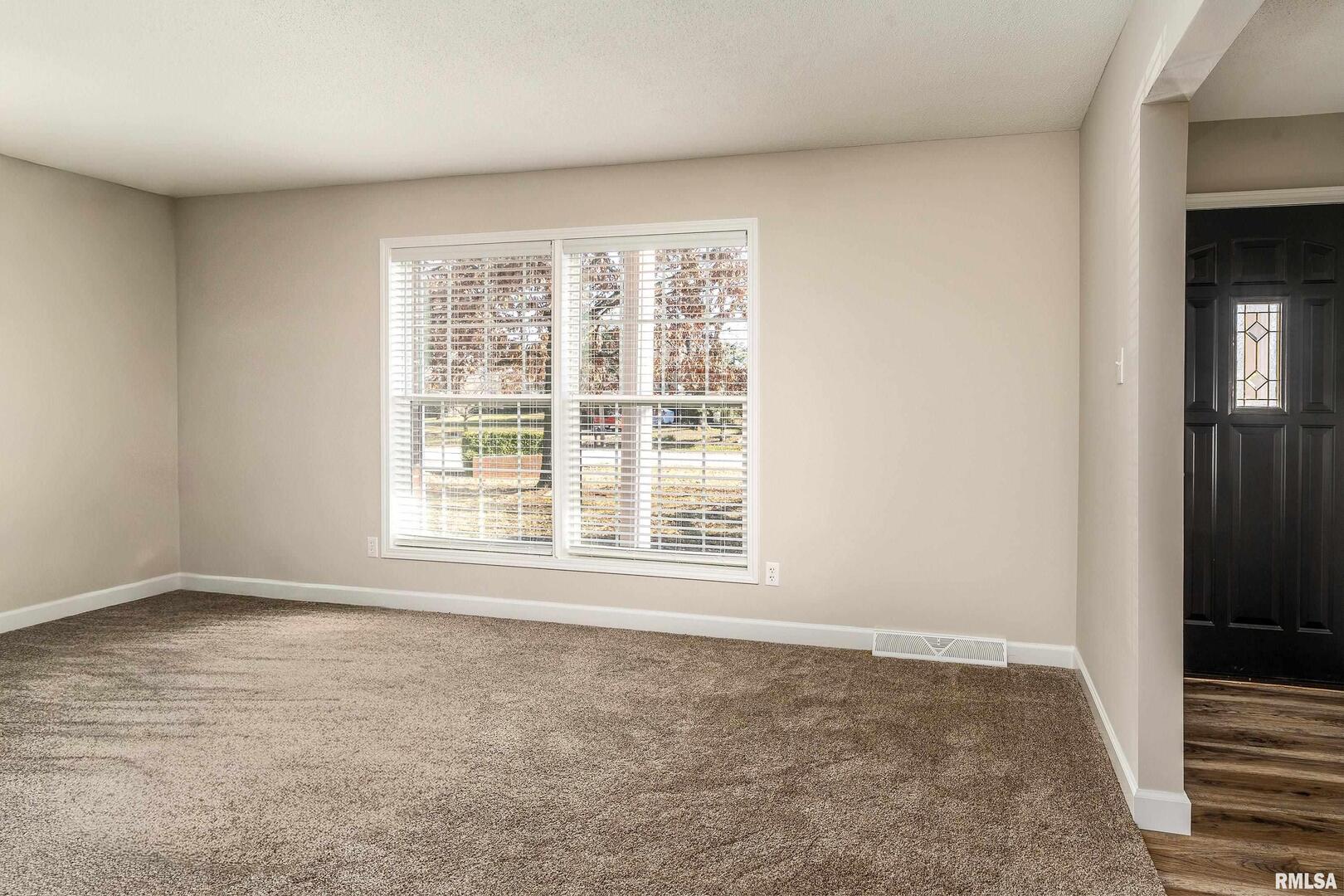 203 Fairway Vista Road Murphysboro, IL 62966 - Photo 6 of 44 an empty room with a window