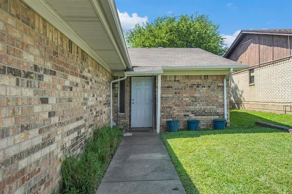 a view of a back yard of the house