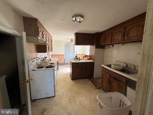 9440 Hollow Road Middletown, MD 21769 - Photo 5 of 20 a kitchen with stainless steel appliances a sink a stove a refrigerator cabinets and a dining table