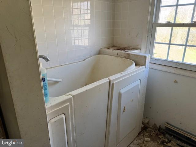9440 Hollow Road Middletown, MD 21769 - Photo 10 of 20 a utility room with dryer and washer