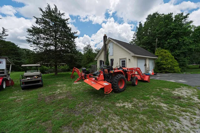 a view of a house with backyard