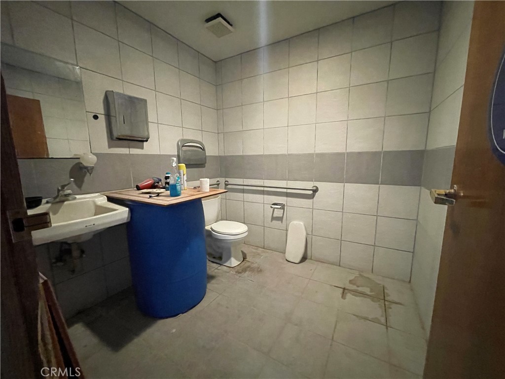 1212 West Commonwealth Avenue Fullerton, CA 92833 - Photo 14 of 14 a bathroom with a sink toilet and mirror