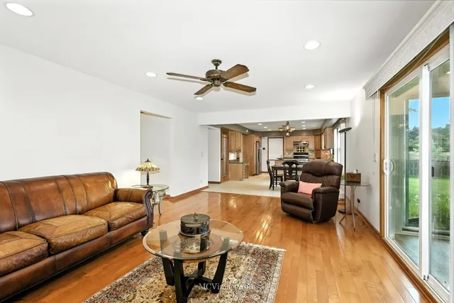 $625,000 | 3835 Huntington Boulevard, Hoffman Estates, IL 60192