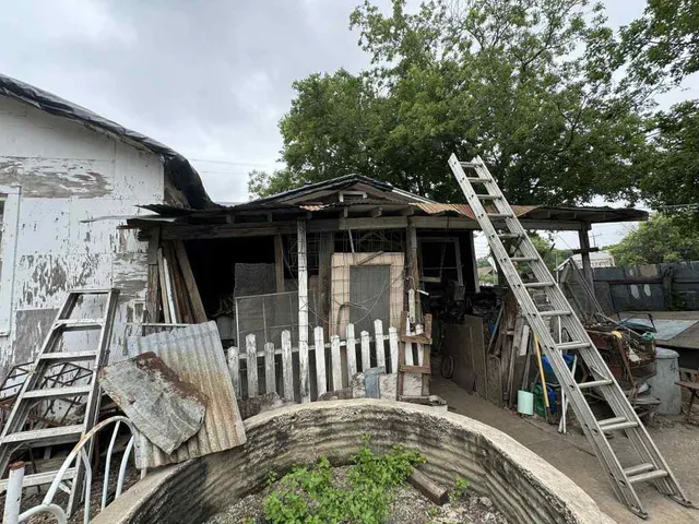 a view of a dinning table and chairs in patio