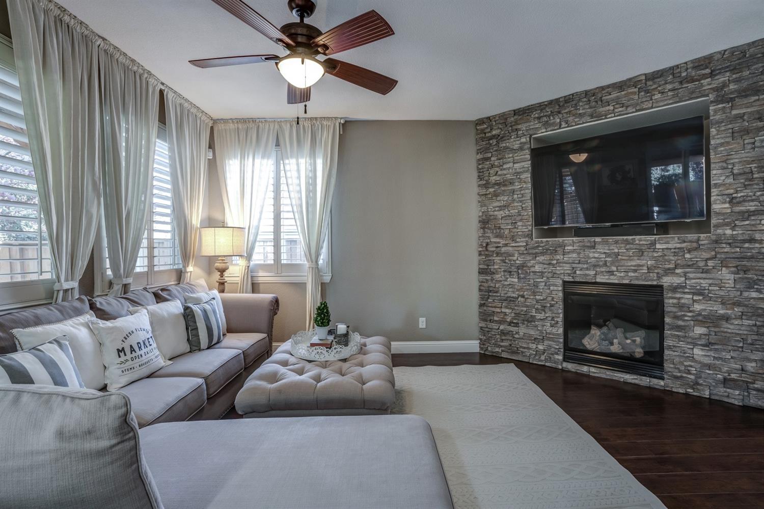 692 Blueberry Lane Madera, CA 93638 - Photo 8 of 43