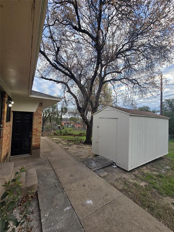 5616 Grassy Ridge Trail Dallas, TX 75241 - Photo 11 of 11 a view of a backyard with large trees