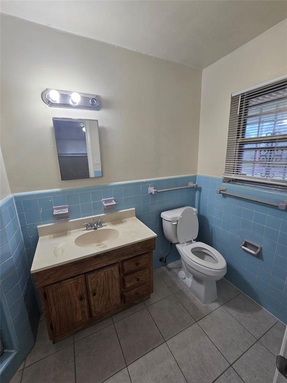 5616 Grassy Ridge Trail Dallas, TX 75241 - Photo 10 of 11 a bathroom with a toilet sink and mirror