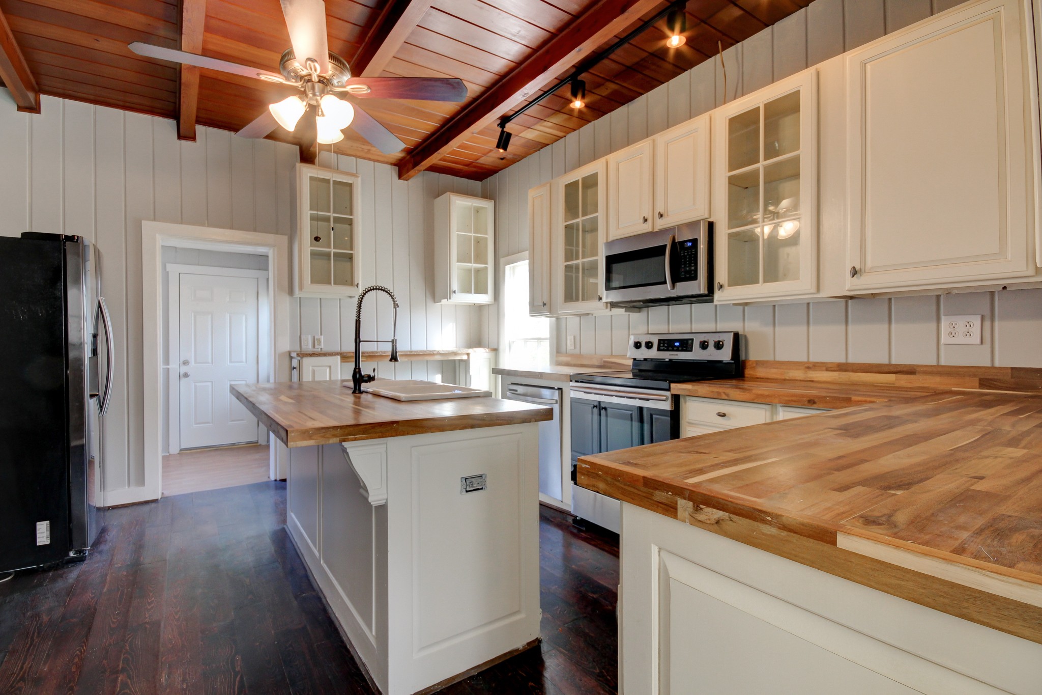 389 3rd Street Guthrie, KY 42234 - Photo 23 of 69 a kitchen with granite countertop a sink appliances and cabinets