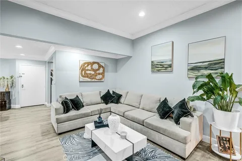 $429,900 | 7800 Topanga Canyon Boulevard, Canoga Park, CA 91304