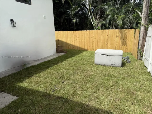 a view of a back yard