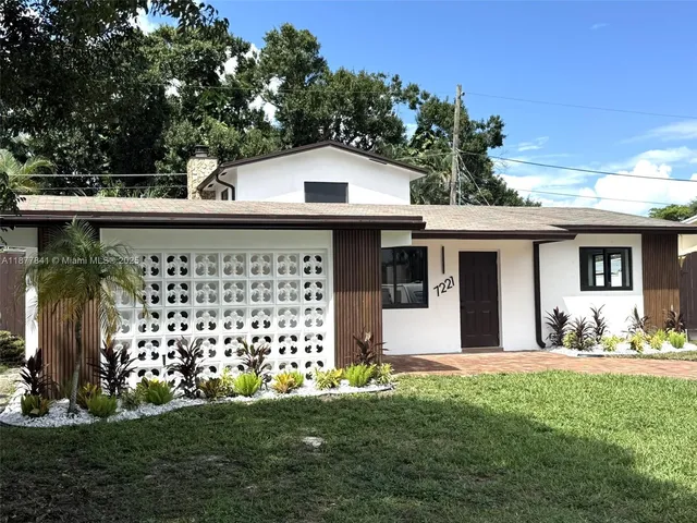 a view of a house with a yard