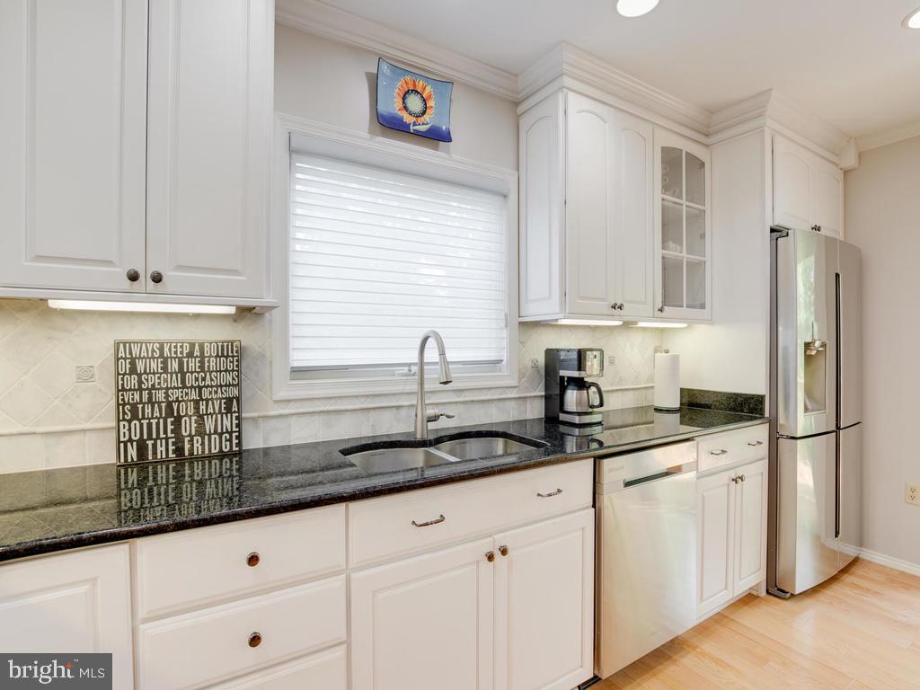 815 Dividing Road Severna Park, MD 21146 - Photo 21 of 74 Gleaming granite countertops