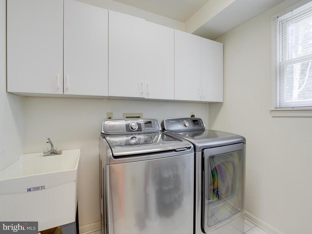815 Dividing Road Severna Park, MD 21146 - Photo 32 of 74 Main level laundry room with soaking tub