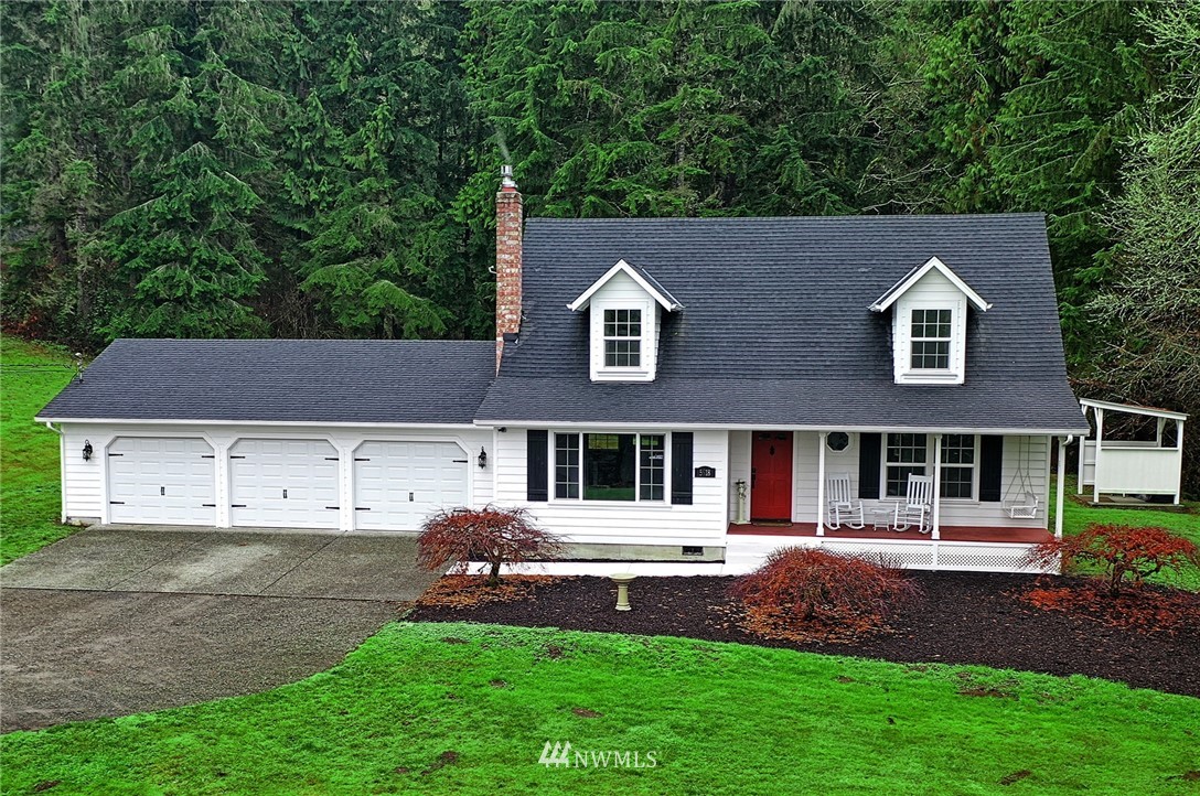 5918 Robe Menzel Road Snohomish, WA 98290 - Photo 3 of 40 front view of a house with a yard