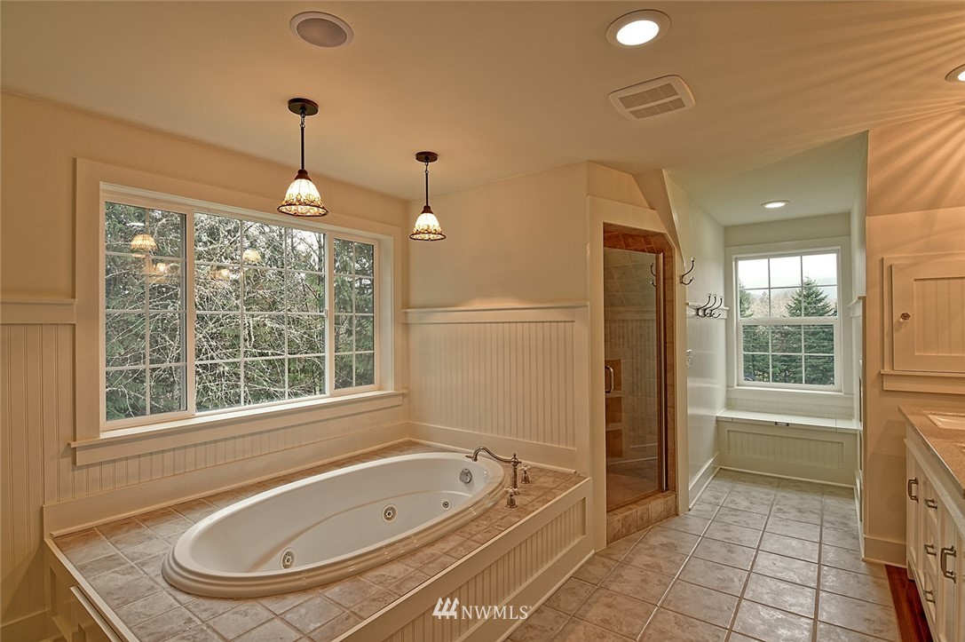 5918 Robe Menzel Road Snohomish, WA 98290 - Photo 23 of 40 a bathroom with a tub and a sink
