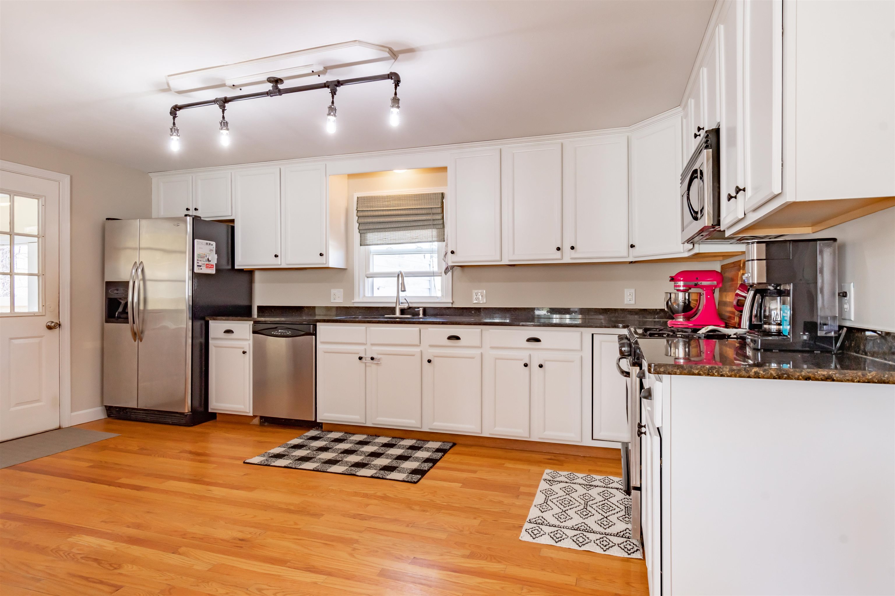 40 Wethersfield Road Nashua, NH 03062 - Photo 8 of 34