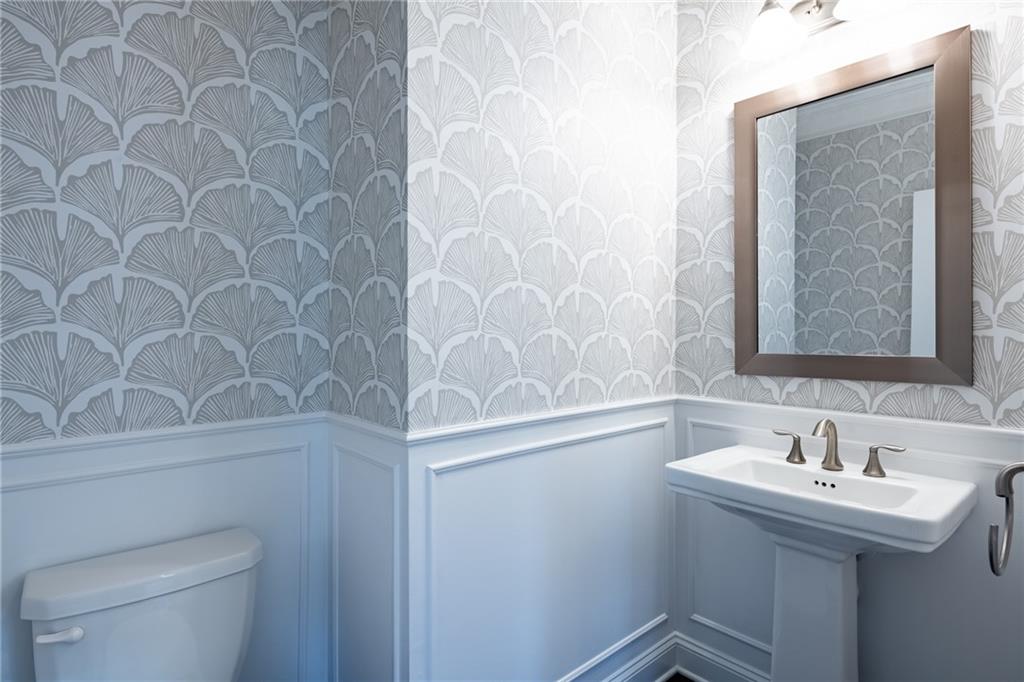 4062 Townsend Lane Atlanta, GA 30346 - Photo 20 of 52 a bathroom with a sink a toilet and mirror