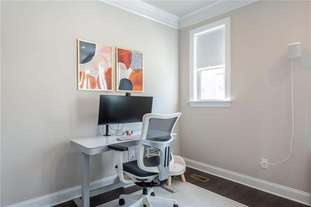 4062 Townsend Lane Atlanta, GA 30346 - Photo 21 of 52 a workspace with furniture and lamp