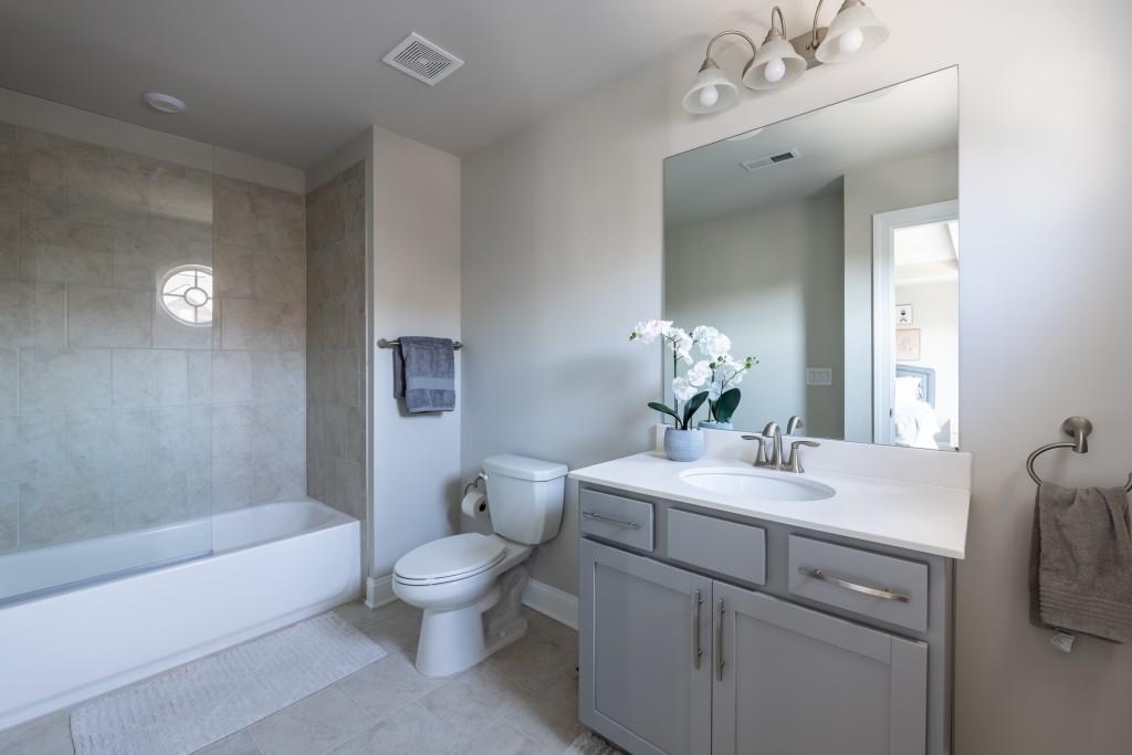 4062 Townsend Lane Atlanta, GA 30346 - Photo 30 of 52 a bathroom with a toilet a sink and bathtub