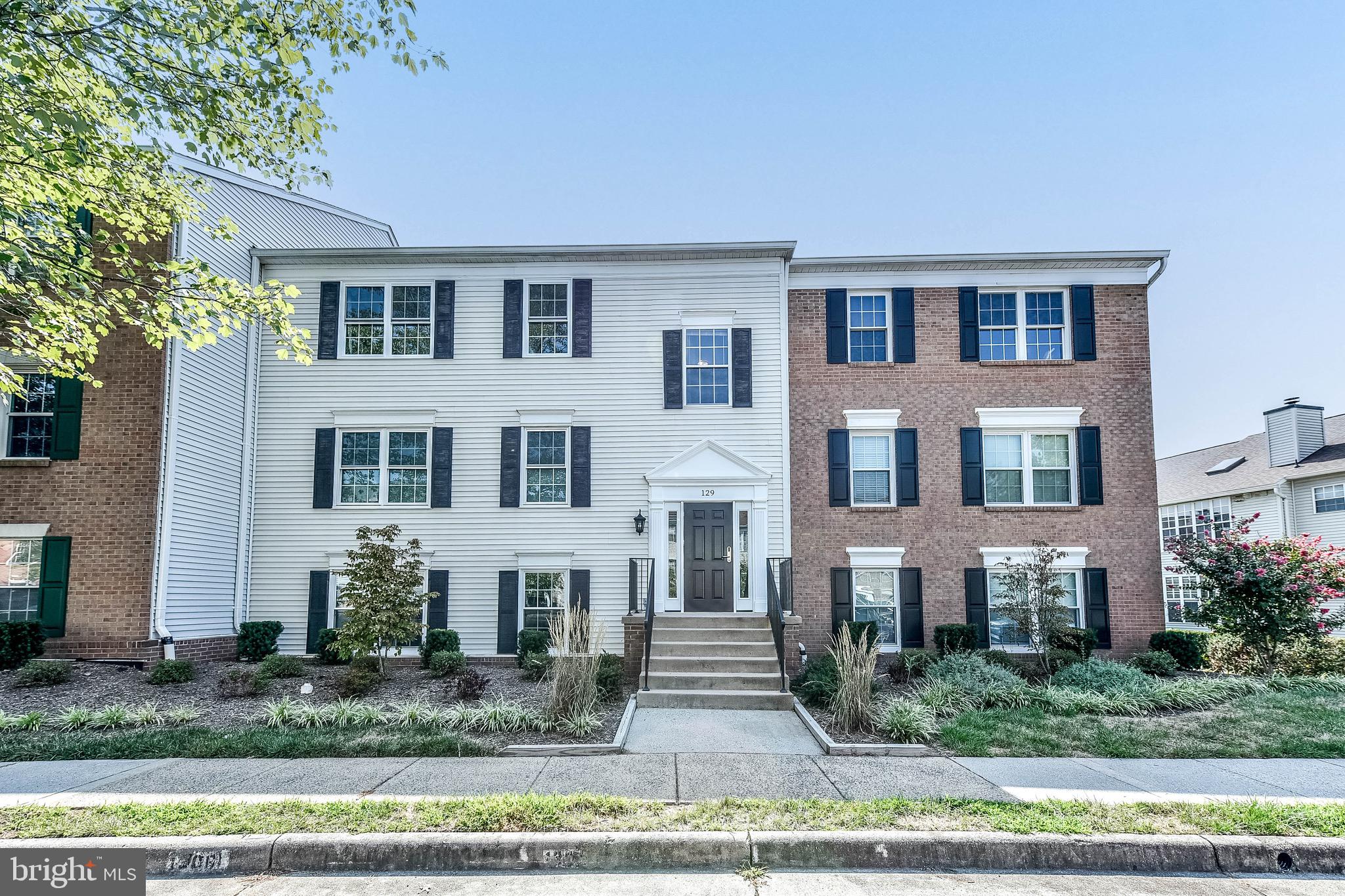 129 Fort Evans Road Southeast, Unit E Leesburg, VA 20175 - Photo 1 of 20 Welcome to top floor unit 129 Fort Evans Rd SE #E