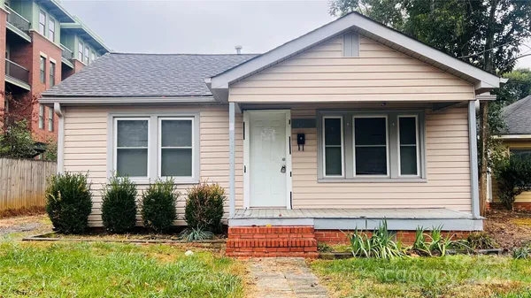 a view of a house with yard and plants