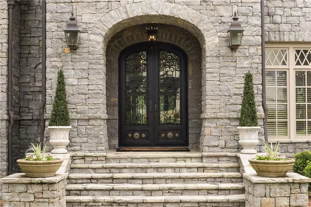 a black and white photo of a living room