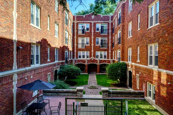 $2,295 | 2009 West Jarvis Avenue, Unit 3, Chicago, IL 60645