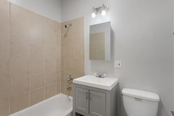 $2,295 | 2009 West Jarvis Avenue, Unit 3, Chicago, IL 60645