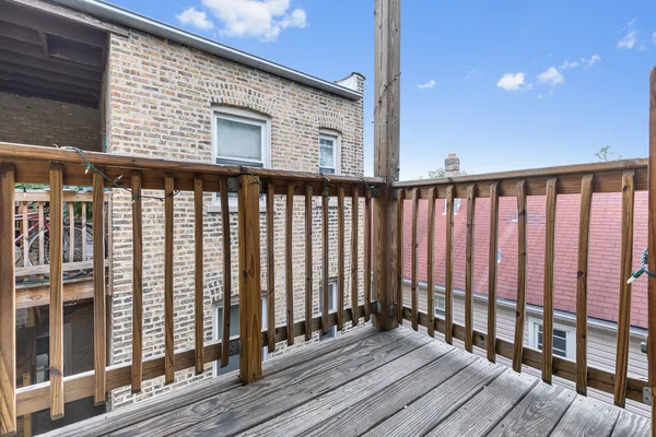 $2,295 | 2009 West Jarvis Avenue, Unit 3, Chicago, IL 60645