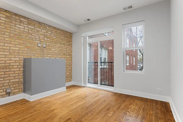 $2,295 | 2009 West Jarvis Avenue, Unit 3, Chicago, IL 60645