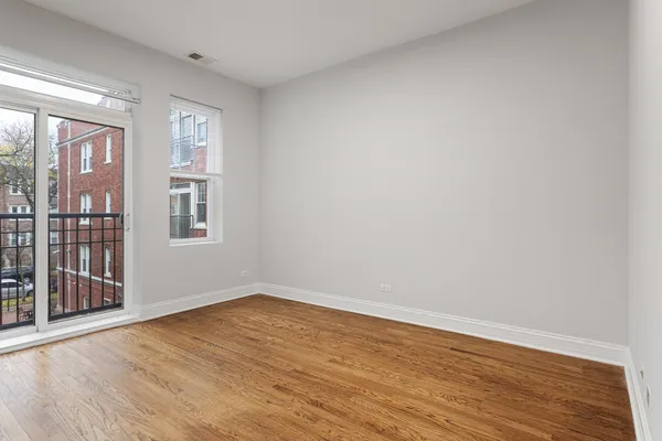 $2,295 | 2009 West Jarvis Avenue, Unit 3, Chicago, IL 60645