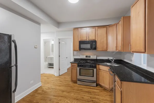 $2,295 | 2009 West Jarvis Avenue, Unit 3, Chicago, IL 60645