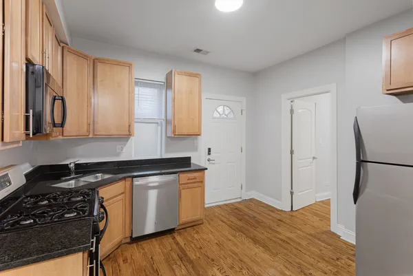 $2,295 | 2009 West Jarvis Avenue, Unit 3, Chicago, IL 60645