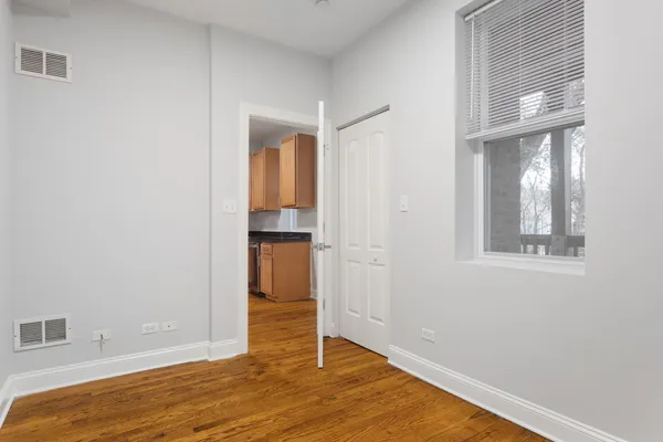 $2,295 | 2009 West Jarvis Avenue, Unit 3, Chicago, IL 60645