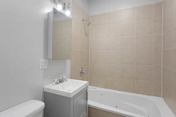 $2,295 | 2009 West Jarvis Avenue, Unit 3, Chicago, IL 60645