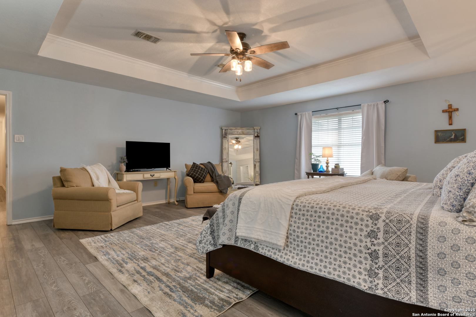 510 Rudeloff Road Seguin, TX 78155 - Photo 31 of 54 a spacious bedroom with a bed and a couch