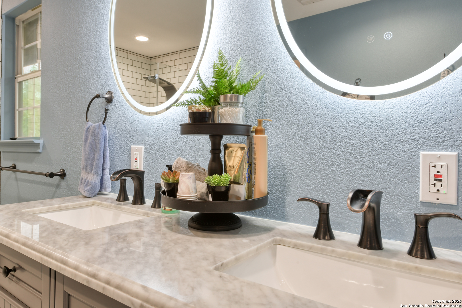510 Rudeloff Road Seguin, TX 78155 - Photo 36 of 54 a bathroom with a sink and a mirror