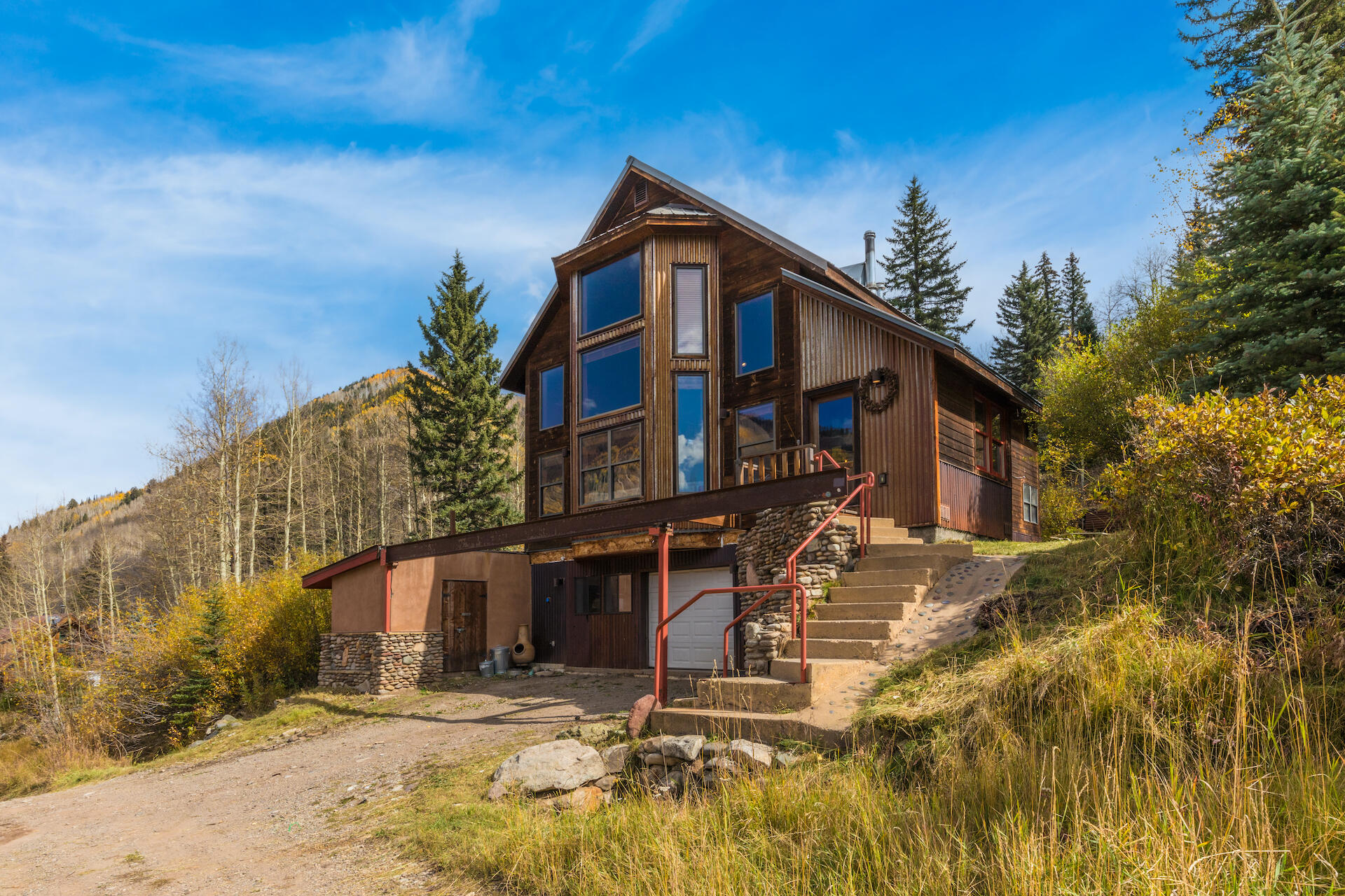 a view of a house with a yard