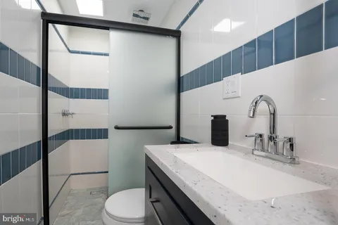 a view of livingroom with furniture