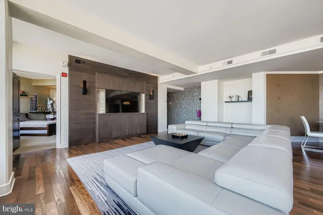 $5,700 | 675 President Street, Unit 2709, Baltimore, MD 21202