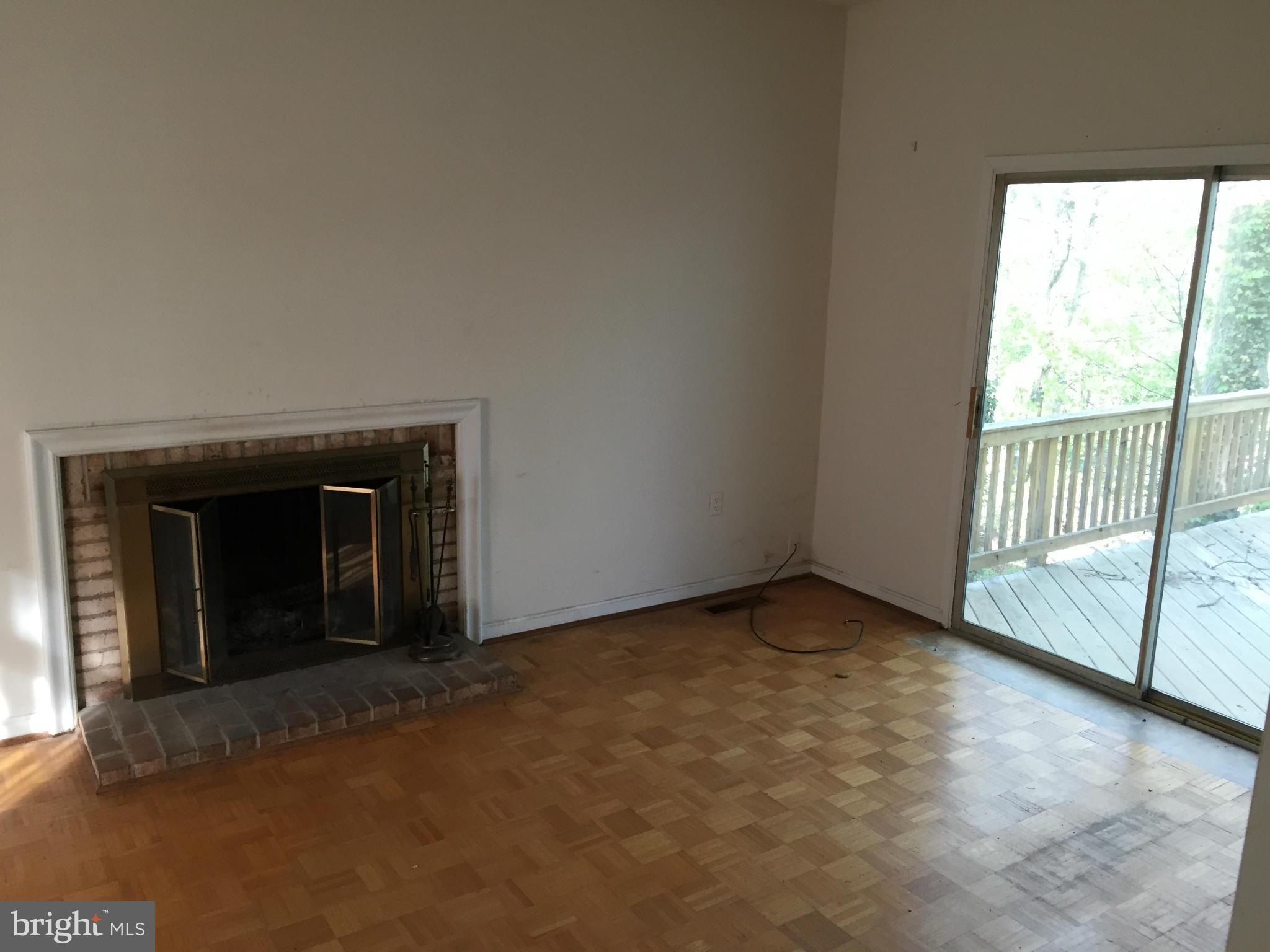 12904 Sturbridge Road Woodbridge, VA 22192 - Photo 2 of 17 Living Room
