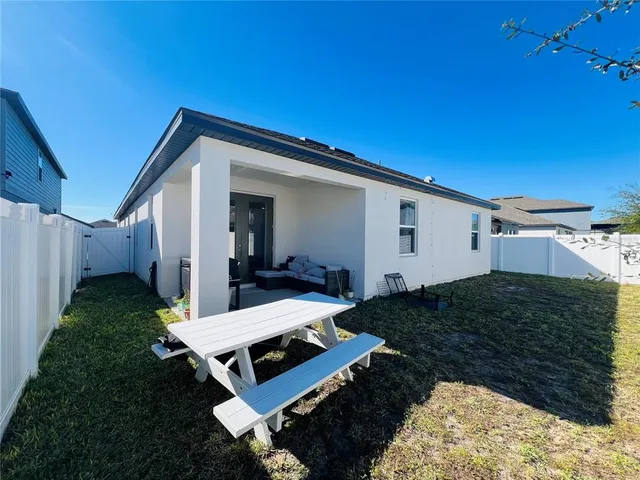 a view of a backyard