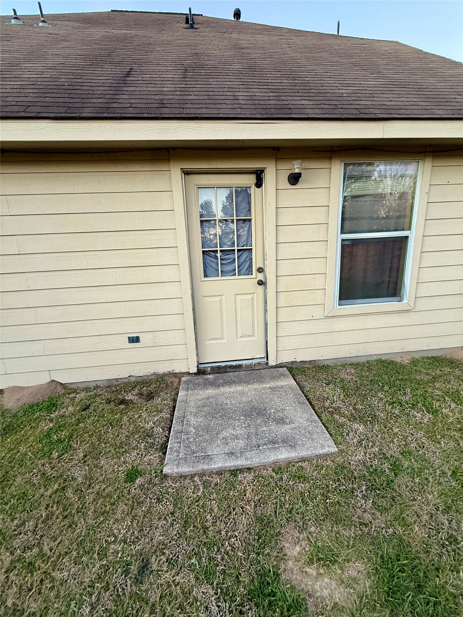 1022 Sycamore Ridge Lane Houston, TX 77073 - Photo 11 of 39 a front view of a house with garden