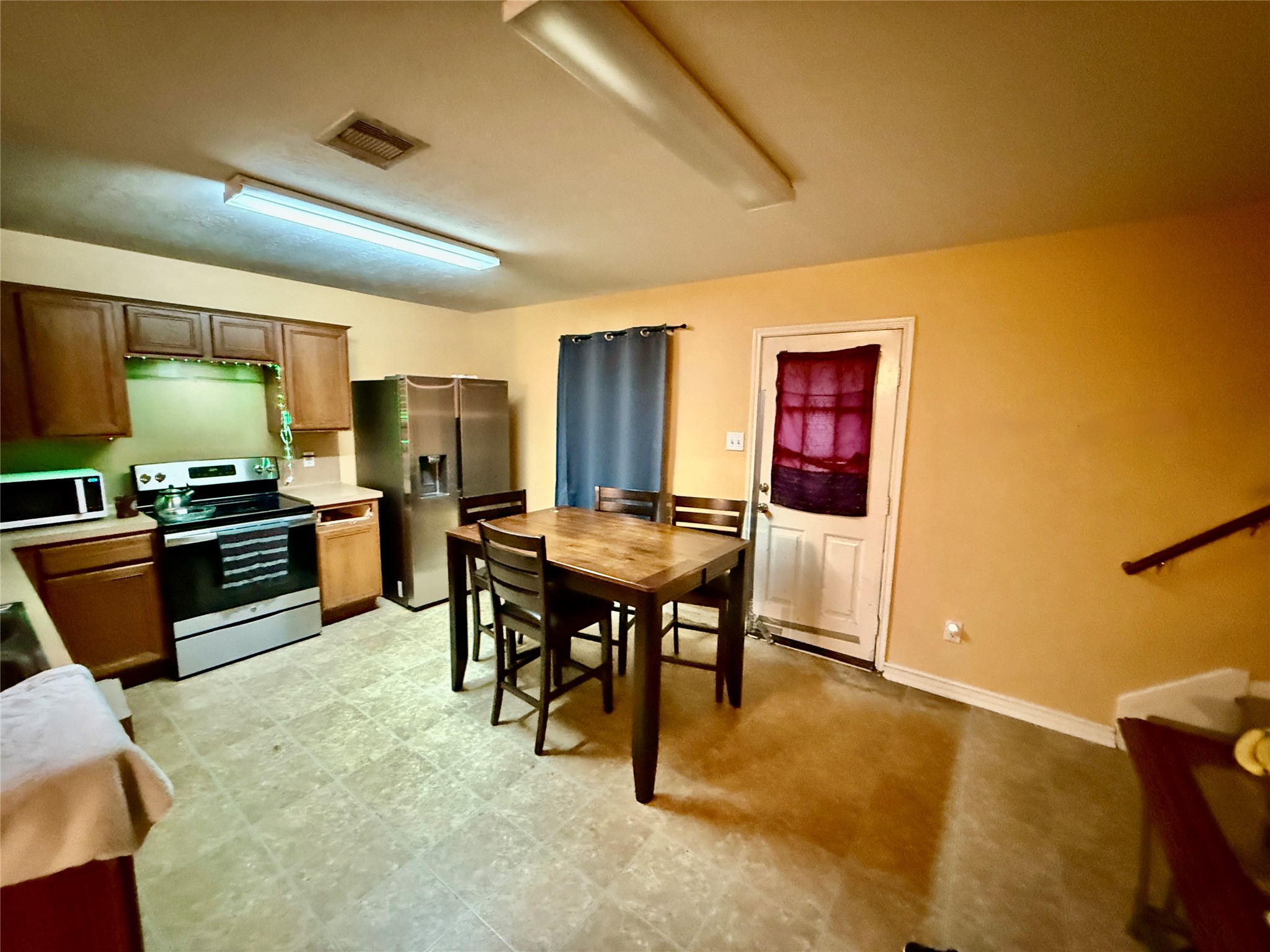 1022 Sycamore Ridge Lane Houston, TX 77073 - Photo 17 of 39 a view of a livingroom with furniture and a kitchen