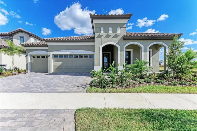a view of entryway with a garden