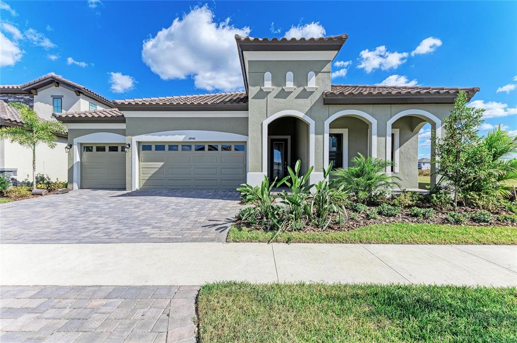 a view of entryway with a garden