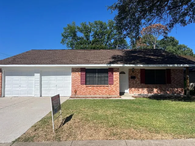 a front view of house with yard